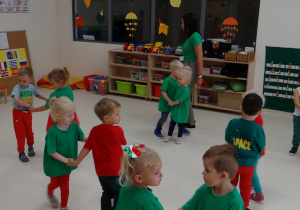 Dzieci tańczą w parach.