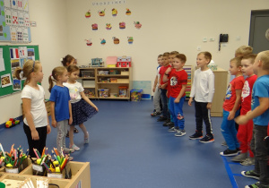 Dzieci tańczą do francuskiej piosenki.