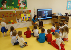 Dzieci patrzą na nauczycielkę z pacynką.