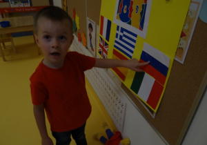 Chłopiec pokazuje flagę Rosji.