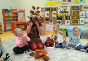 Pani Ania_prezentuje dary jesieni.