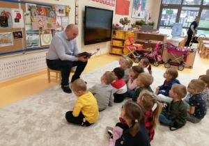 Pan Rozpedowski rozpoczal czytac dzieciom