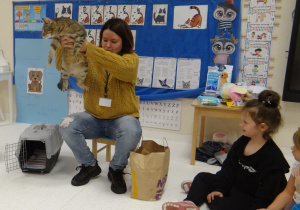 Pani Ola pokazuje dzieciom kota