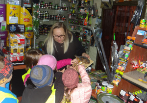 Dzieci w sklepie akwarystycznym Karpik