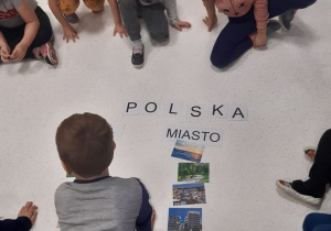 Chłopiec podczas wykonywania zadania o Polsce