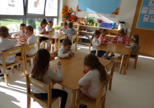 Dzieci jedzą patriotyczny biało czerwony deser