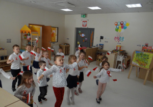 Dzieci podczas tańca z flagami