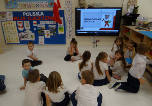 Dzieci oglądają na tablecie prezentację o Polsce