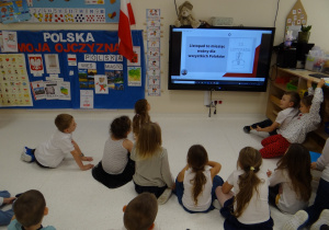 Dzieci rozwiązują zadania z Ogólnopolskiego Quizu wiedzy o Polsce
