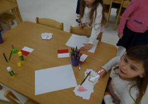 Dzieci wykonują laurki dla Polski