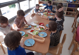 Dzieci jedzą śniadanie