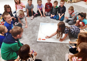 Dzieci oglądają mapę konturową Polski