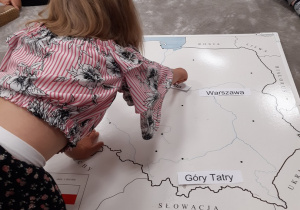 Dzieci zaznaczają poszczególne punkty na mapie