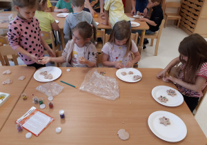 Dzieci lepią i ozdabiają pierniki z masy solnej