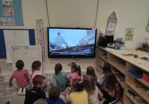 Dzieci oglądają filmik