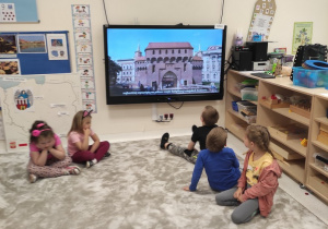 Dzieci oglądają filmik