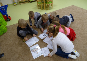 dzieci w grupach ukłądaj piramidę żywieniową