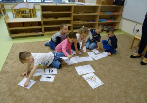 dzieci układają ilustracje