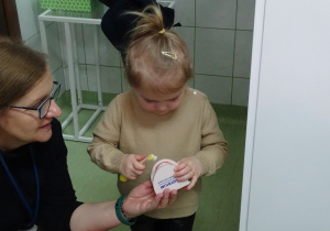 16 Klara myje sztuczne zęby