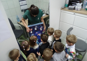 17 Dzieci patrzą na planszę z obrazkami zębów