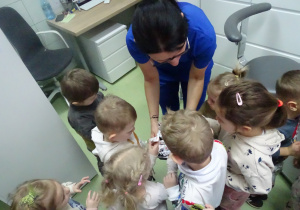 19 Dzieci otrzymują upominki od pani stomatolog