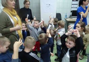 20 Dzieci pokazują pasty do zębów