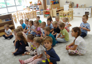 06 Dzieci oglądają film edukacyjny The Dot Kropka