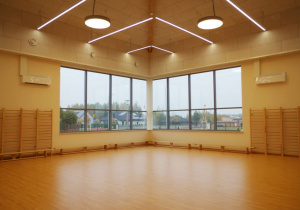 Sala gimnastyczna. Widok oświetlonej sali.