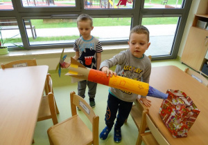 Chłopcy trzymają rakietę