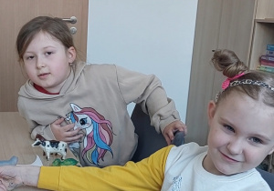 Dziewczynki wykonują zadanie słuchowe